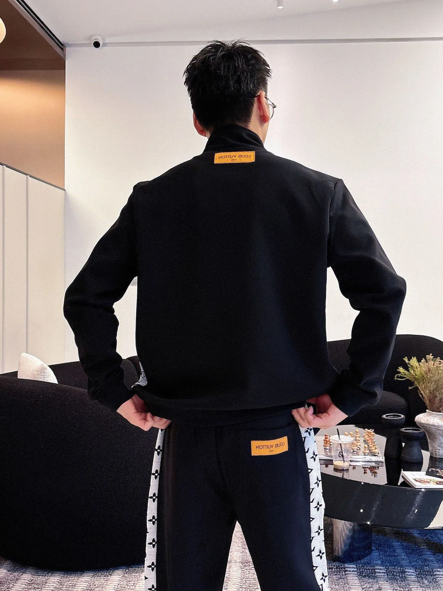 🅿️720 [LV Louis Vuitton] hot-selling suit is coming. Focus on the original version of the official website. 2025 new hot-selling cardigan and sweatshirt suit. The original order is the best. 🇭🇰The meticulous work of top designers. Just for a fitting and perfect upper body effect. All-natural high-quality Tencel Roman cotton 100%, close-fitting comfort, noble and elegant! Original hardware embodies elegance and nobility! Counter size: M-3XL (maximum wear up to 190 pounds)